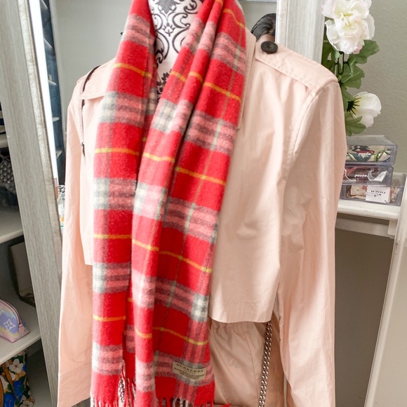 Classic Vintage Check Cashmere Scarf| Burberry - Picture 5 of 8